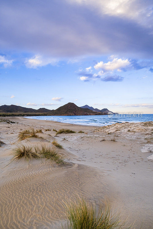 普拉亚德洛斯热那亚，在Cabo de Gata-Níjar自然保护区美丽的海滩之一-西班牙